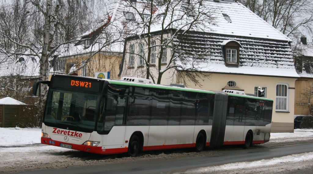 Zerezke Reisen 1592 (RE BX 1670) fhrt im Auftrag fr die DSW21 aus Dortmund im Liniendienst.
Am 5.1.2010 wurde SEV zwischen Ratingen Hsel und Kettwig fr die BVR gefahren.
Aufgenommen an der Haltstelle Kettwig vor der Brcke.