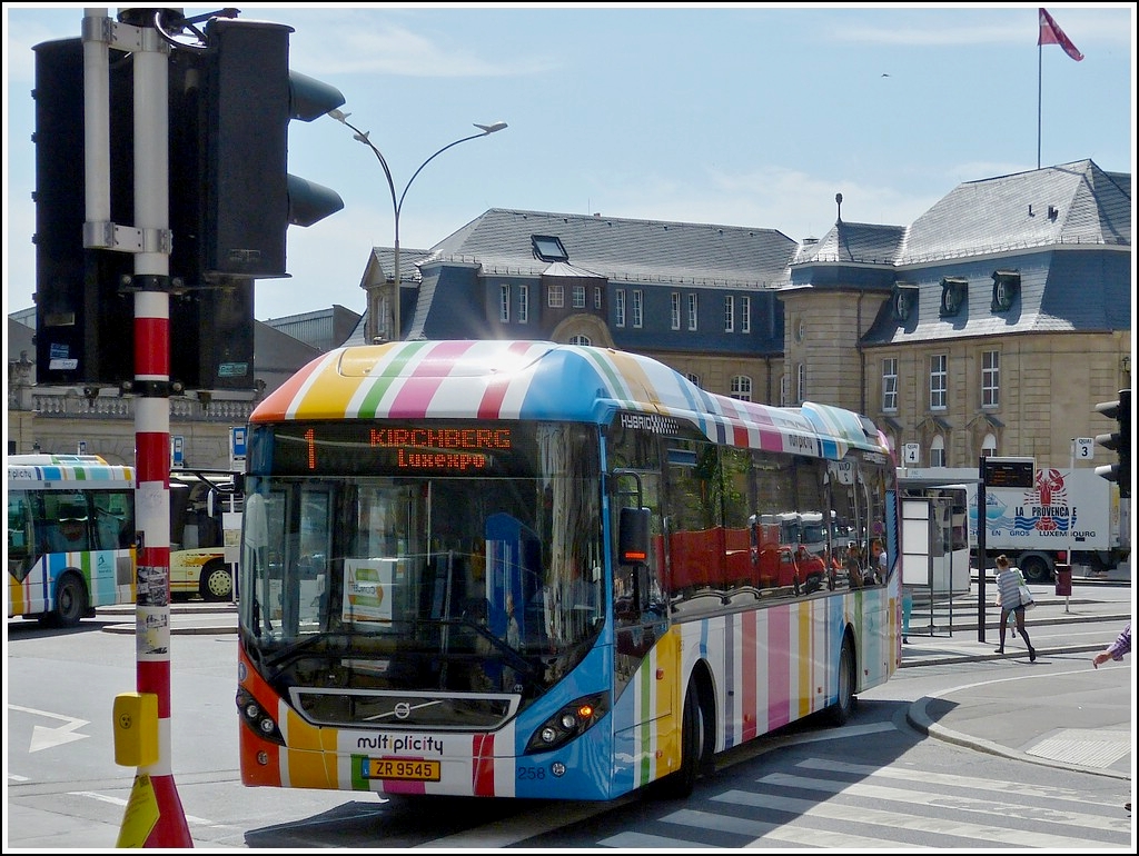 (ZR 9545)  Volvo 7900 Hybrid, aufgenommen beim verlassen des Busbahnhofs am Bahnhof in Luxemburg.  17.06.2013