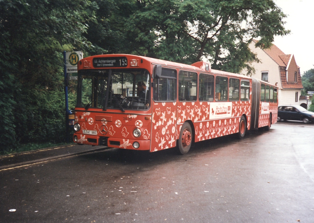 Zu meinem Einstand in dieser Community mchte ich ein Bild von meinem Lieblingsbus zeigen.

Wagen 3630, ein MB O 305 G vom Baujahr 1980, der Essener Verkehrs-AG pausiert am 20.06.1996 an der Endhaltestelle Kupferdreh Marienbergstrae. Dank seiner Fahrschuleinrichtung wurde er bis zur Ausmusterung der letzten O 305 G im Jahre 1997 noch eingesetzt.