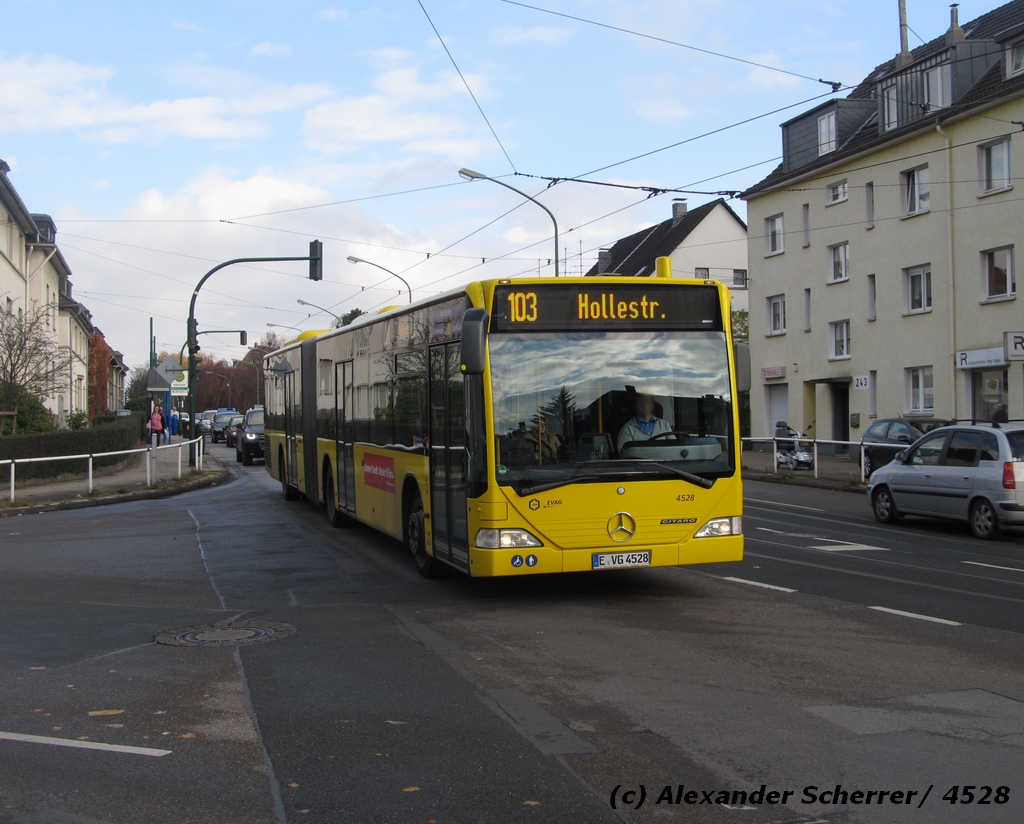 Zu sehen ist der Wagen 4528,ein Evobus O 530 G der Essener-Verkehrs- AG. Das Bild entstand kurz nach der Abfahrt an der (H) Schlo Borbeck.