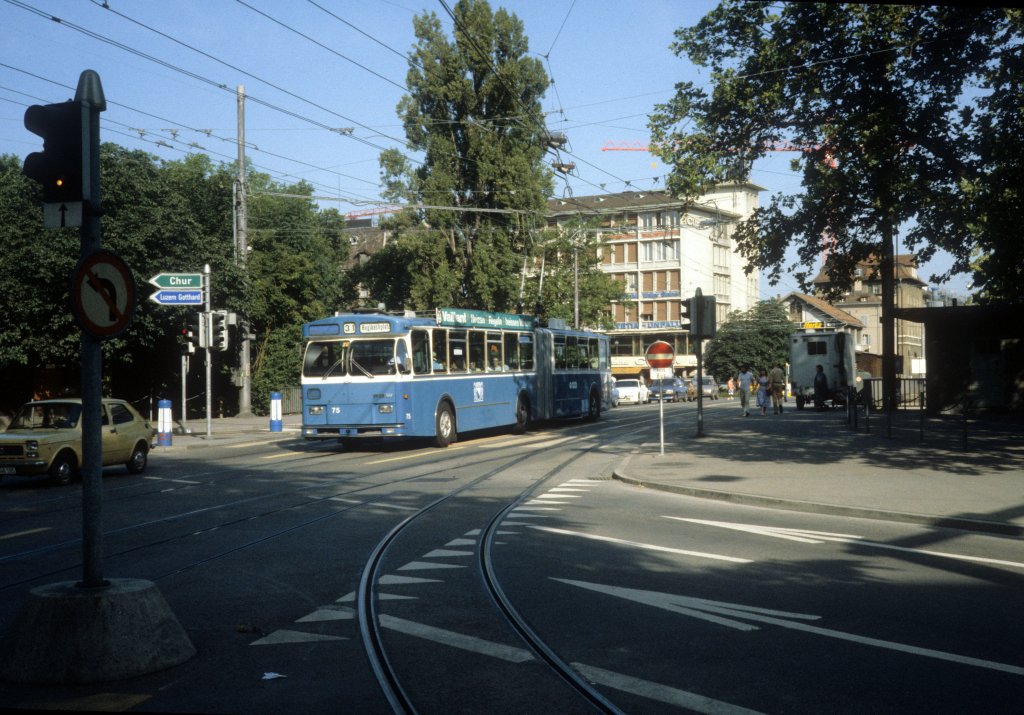 Zrich VBZ Trolleybuslinie 31 (FBW / R&J / BBC-Scheron 75) Gessnerbrcke / Kasernenstrasse im Juli 1983. 