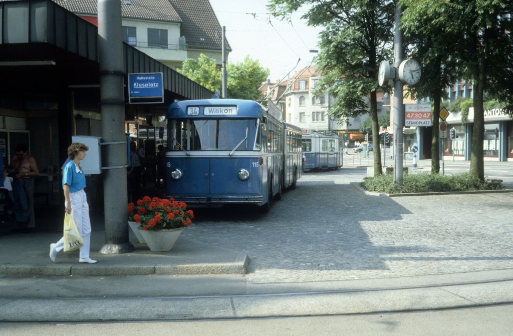 Zürich VBZ Trolleybuslinie 34 (FBW / SWS / MFO 115) Klusplatz im Juli 1983.