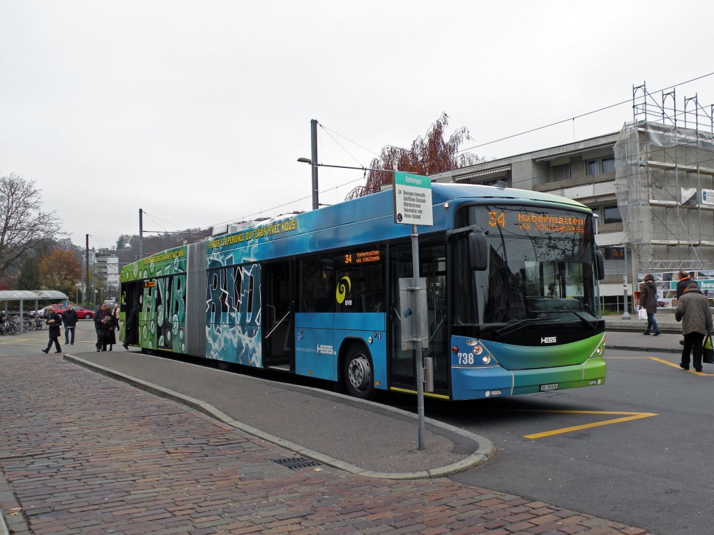 Zuerst wird der Hybridbus der Firma Hess auf der Linie 34 getestet.Hier steht der Bus an der Endstation in Bottmingen. Die Aufnahme stammt vom 15.11.2011.
