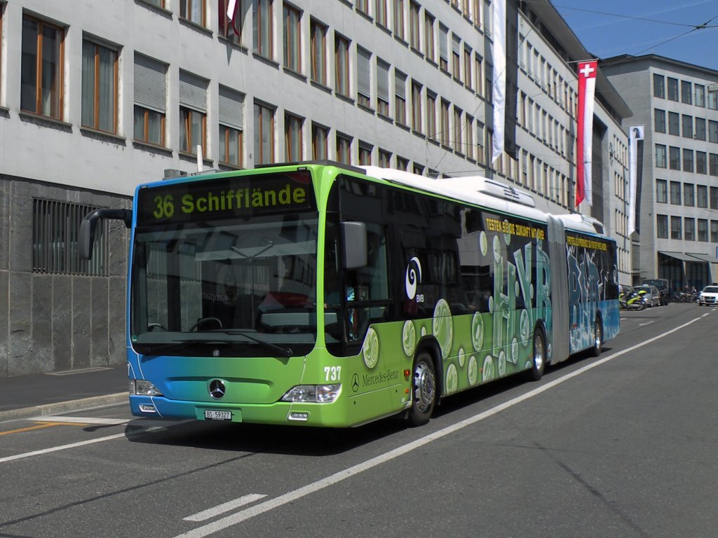 Zuerst wird der neue Hybrid Bus auf der Linie 36 getestet. Hier sehen wir ihn in der Spiegelgasse in Basel. Die Aufnahme stammt vom 02.05.2011.