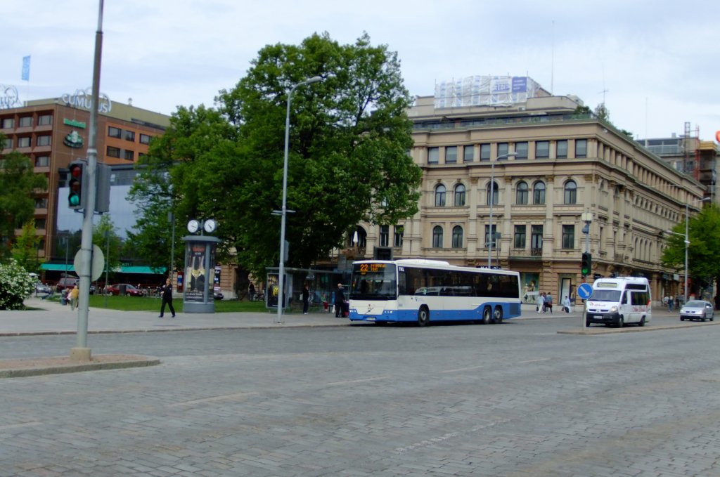 Zum Schluss der Serie aus Tampere noch ein dreiachsiger 8700LE auf der Hauptachse zwischen Zentrum und Bahnhof (18.6.2010). 