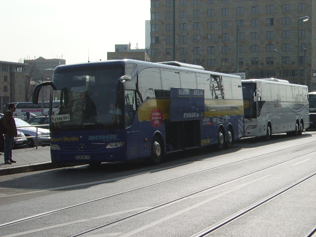 Zwei Bohr Reisen Mercedes Benz Tourismo in Frankfurt am Main Hbf am 25.03.11