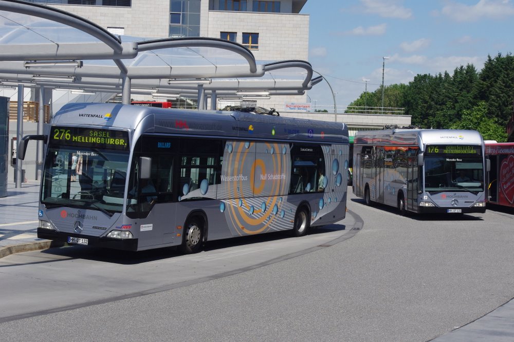 Zwei Citaro BZ am 7.Juli 2010 in Poppenbttel einmal Hochbahn 2371 und 2372