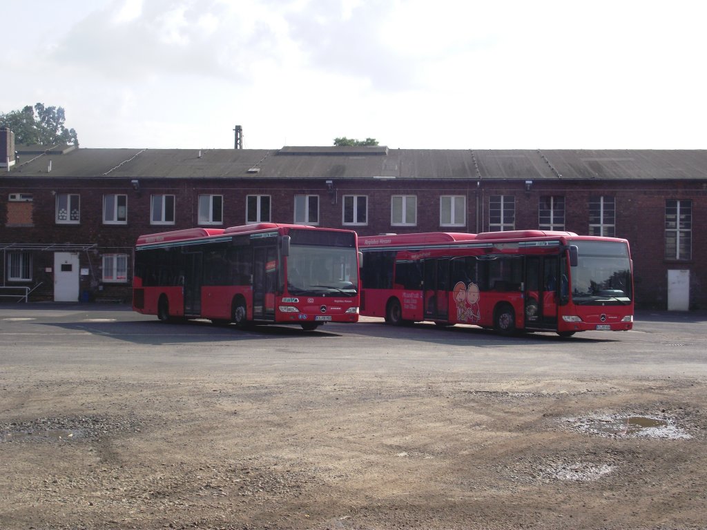 Zwei DB RKH Citaro Ü am 05.07.13 in Hanau durch den Zaun fotografiert