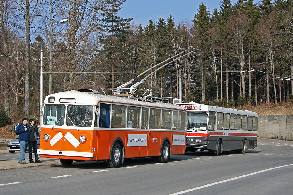 Zwei historische Fahrzeuge aus dem Bestand von Rtrobus in Le Chalet--Gobet (Lausanne): Vorne in orange der FBW/FFA/MFO Typ 51 (ex. VBZ; ex CGTE, ex TL Nr 591) Baujahr 1949 und hinten der Saurer/Hess SH 560-25 (ex. VBSG Nr. 219) Baujahr 1983. Beide Fahrzeuge waren anlsslich der Generalversammlung des Trolleybusverein Schweiz (TVS) am 14. Mrz 2010 unterwegs.