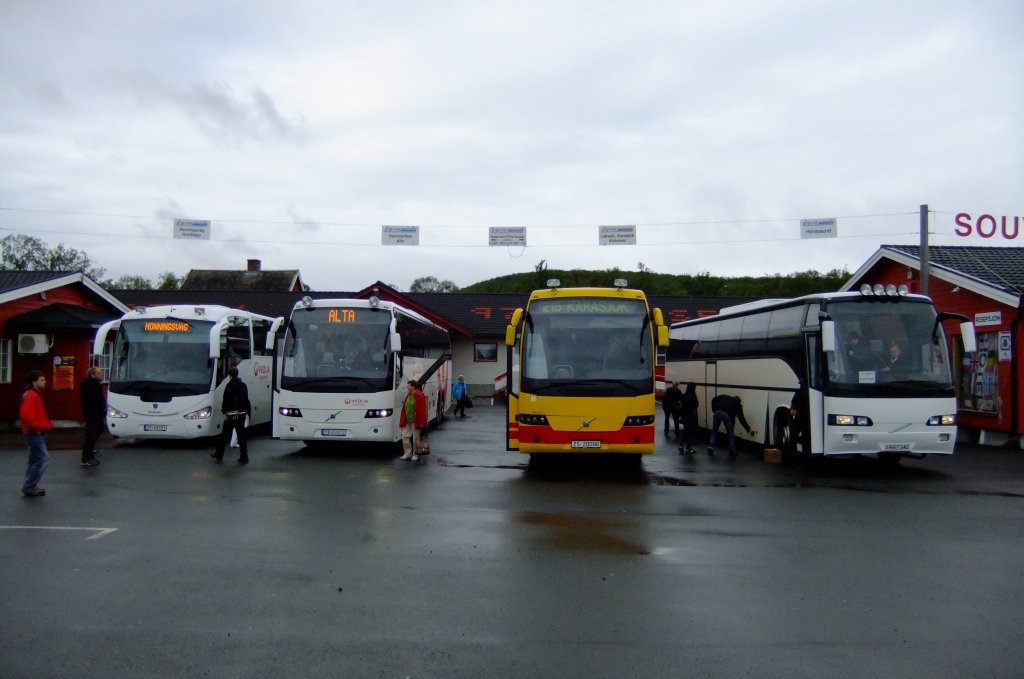 Zwei Mal tglich kommen in Olderfjord FFR-Linienbusse aus allen Richtungen zusammen. V.l.n.r. Scania Irizar aus Alta Richtung Honningsvg, Volvo 9700 aus Honningsvg Richtung Alta, Volvo/Vest B12B ab und nach Karasjok sowie ein lteres Volvo-Modell ab und nach Havysund. Aufnahme am 24.6.2010 kurz nach halb 9. 