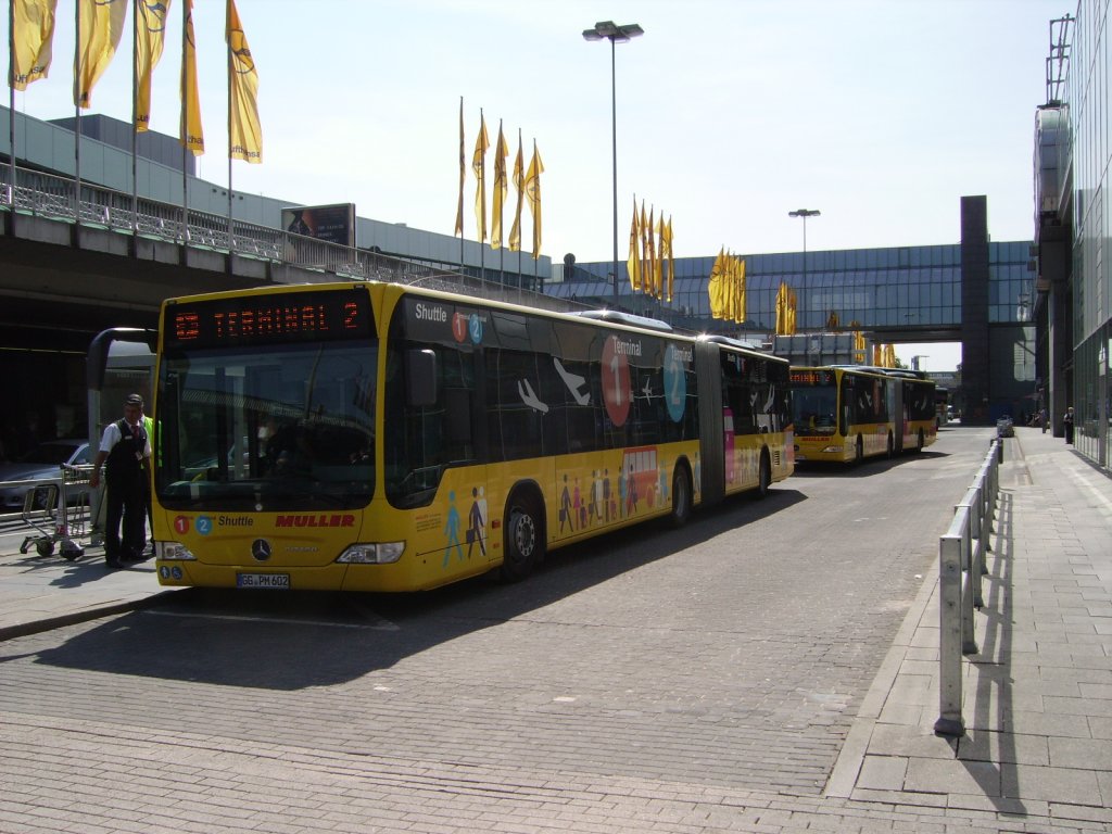 Zwei Mercedes Benz Citaro von Mller Reisen als Terminal Shuttle in Frankfurt am Main Flughafen am 07.05.11 