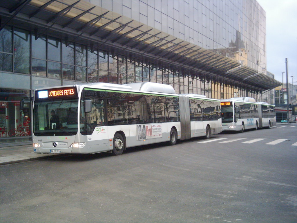 Zwei Mercedes-Benz Citaro (O 530 G CNG) bei der Wartepause am Platz der Republik in Nancy. Die Wagen 562 und 559 befahren am 12.12.2010 die Linie 129. Diese Linie ist eine Busverbindung zwischen der Innenstadt und der Messegelnde und gilt nur am 11.-12.-18. und 19. Dezember 2010 bei der Adventzeit fr die Einkufe in der Innenstadt.
