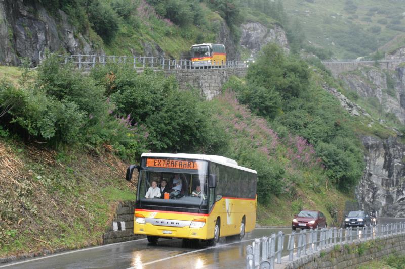 Zwei Postautos auf Extrakurs zur Erffnung der Furka Bergstrecke zwischen Oberwald und Gletsch am 14.08.2010
