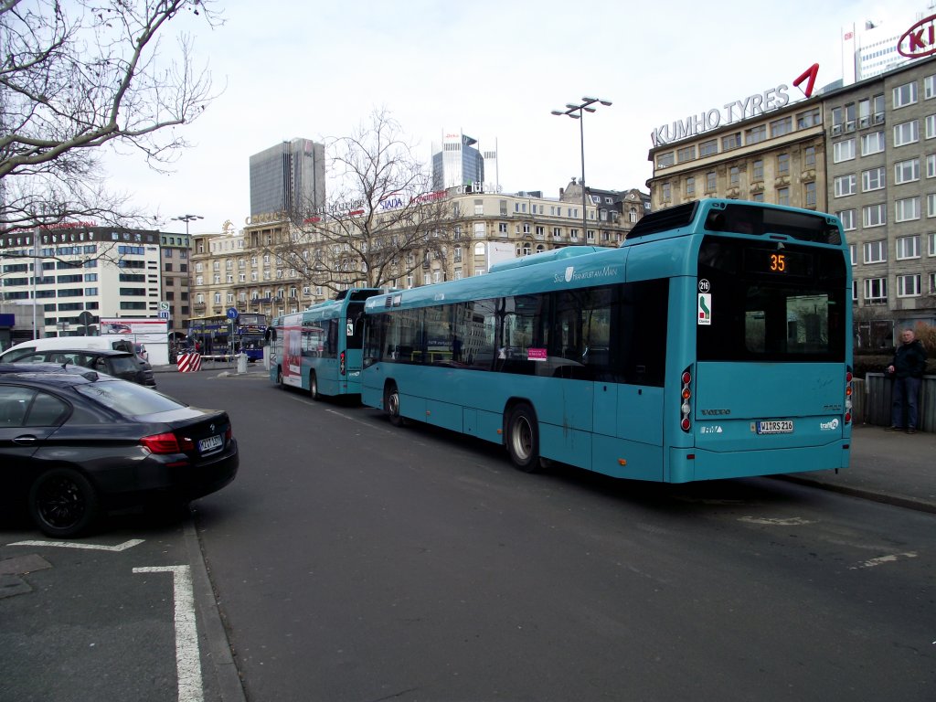 Zwei Volvo 7700 von Autobus Sippel am 03.03.13 in Frankfurt am Main Hbf