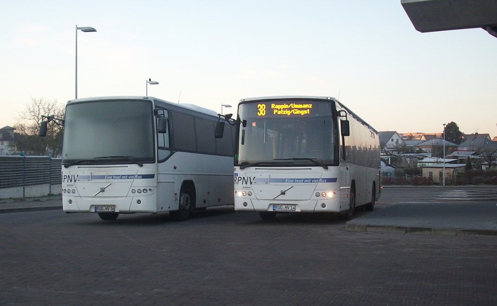 Zwei Volvo 8700 der RPNV in Bergen am 27.02.2012