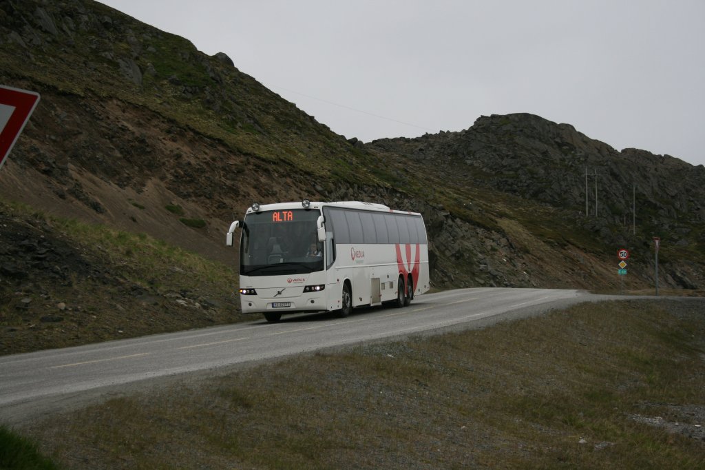 Zwischen Alta, Endpunkt des Norwegischen Schnellbusnetzes, und Honningsvg verkehren zwei tgliche Buskurse von Veolia/FFR. Das Kurspaar ab Honningsvg wird in der Regel von diesem brandneuen Volvo-9700-Dreiachser gefahren, so auch am 22.6.2010, aufgenommen auf der E6 wenig ausserhalb des Ortes. 