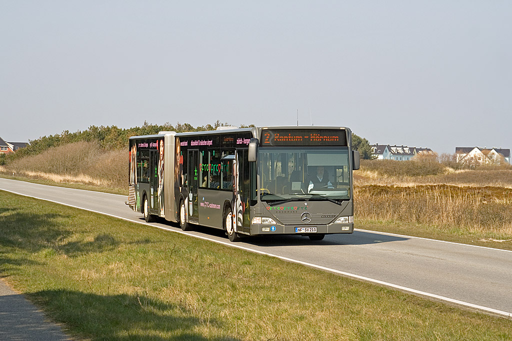 Zwischen den Haltestellen Rantum Nord und Rantum Seeheim war am 10. April 2008 der NF-SV 211 auf der Linie 2 nach Hrnum unterwegs.