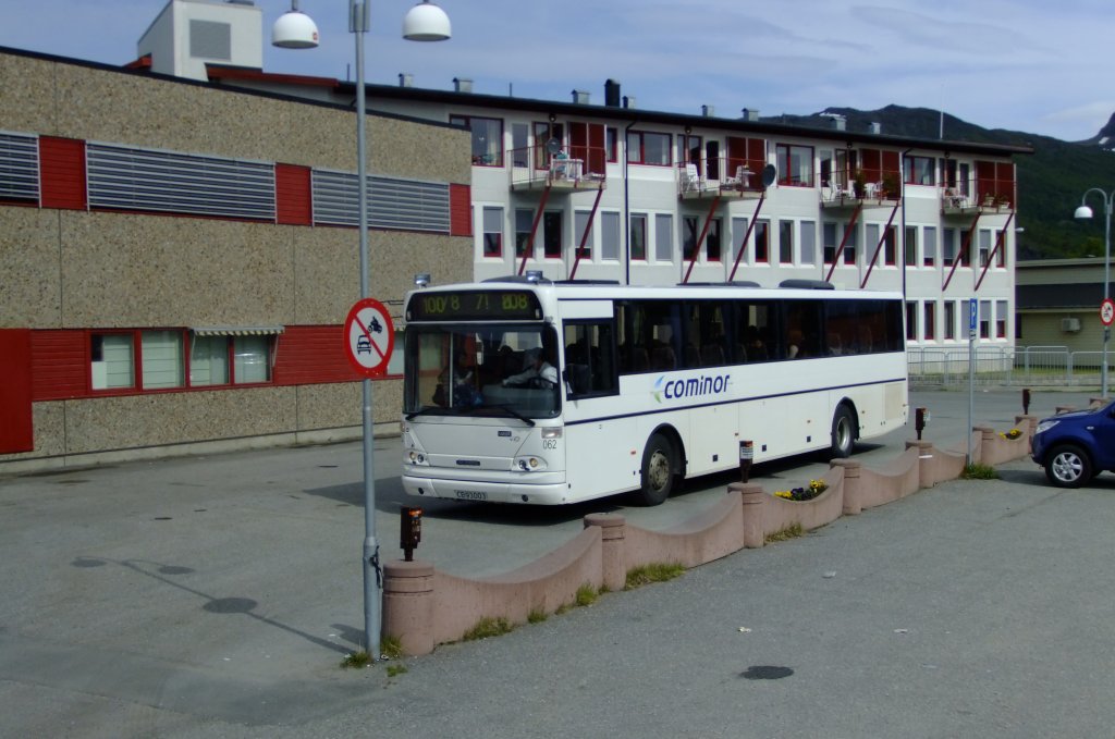 Zwischen Narvik und Alta gibt es keine direkten Kurse mehr; Zwischen den Schnellbussen Alta - Troms und Troms - Narvik gibt es allerdings Verbindungskurse Storslett - Nordkjsbotn; Diese Aufnahme vom 25.6.2010 zeigt einen Vest 25 auf Scania-Chassis in Storslett bereit zur Abfahrt. LED-Fehlanzeigen gibt es auch ber dem Polarkreis...