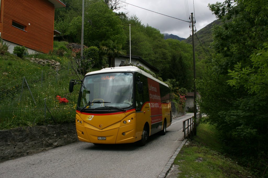 Zwischen Tenero und Contra fahren seit 2007 fast nur noch Cacciamali-Autobusse. Am 6.5.2010 entstand auf Talfahrt zwischen Contra und Costa diese Aufnahme vom TI 78'187, einem TCI840 aus 2007 von PU Starnini. 