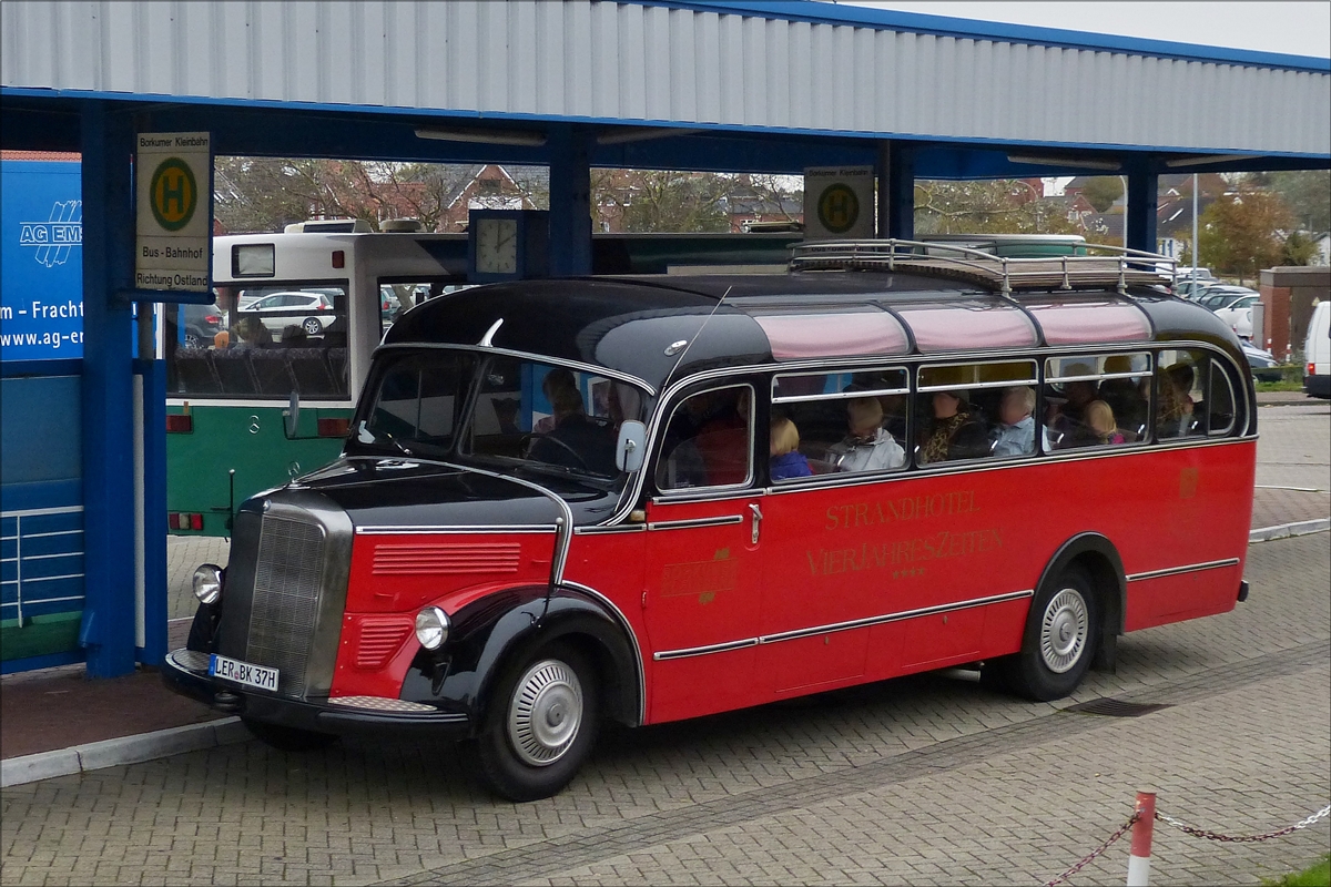 . Oldtimer Mercedes Benz, O 3500, Bj 1951, steht am ZOB in Borkum bereit um zu einer Inselrundfahrt zu starten.  08.10.2014