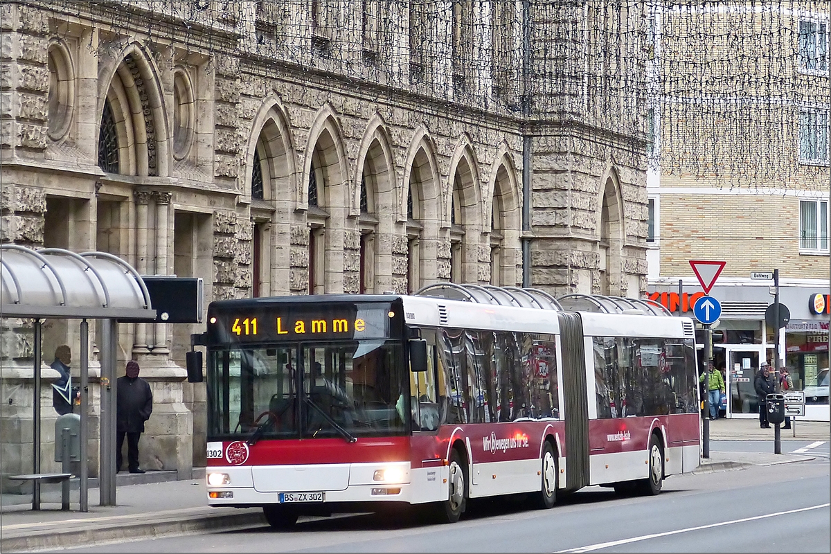 . Am 03.01.2015 ist dieser MAN lion's City Gelenkbus in Braunschweig unterwegs.