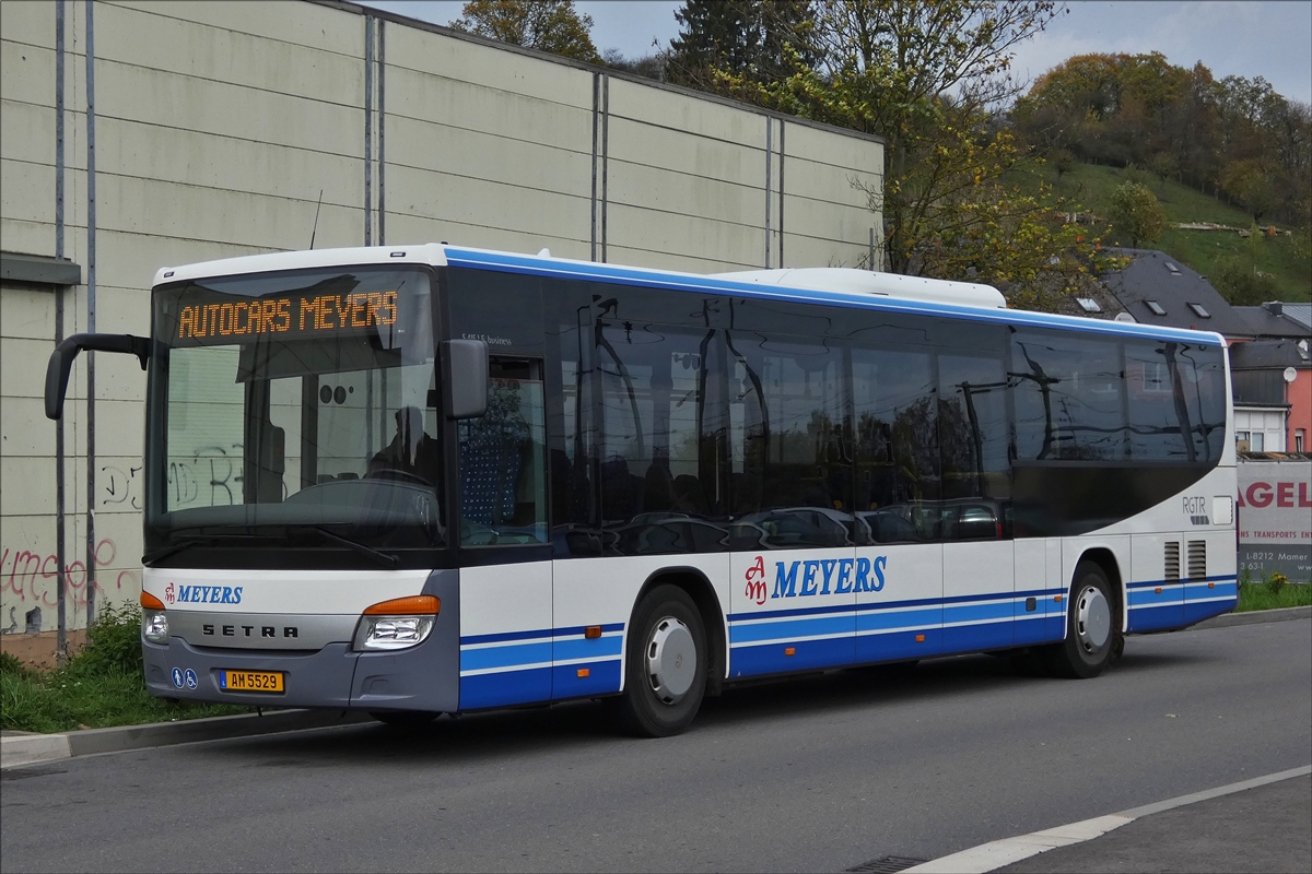. AM 5529  Setra S 415 LE business, von Autocars Meyers, wartet am Busbahnhof 2 in Ettelbrück auf seinen nächsten Einsatz.  28.10.2017