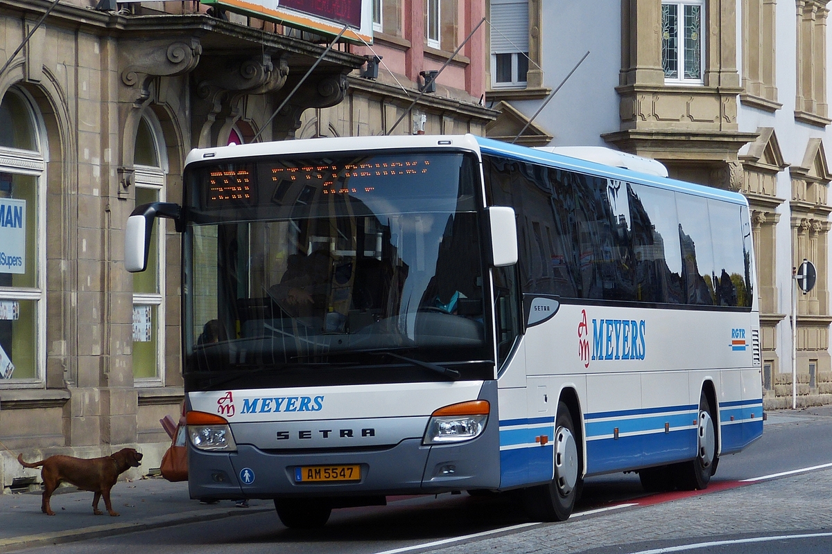 . AM 5547, Setra S 415 UL der Busfirma Meyers, unterwegs zum Bahnhof in den Straßen von Ettelbrück.   12.09.2014