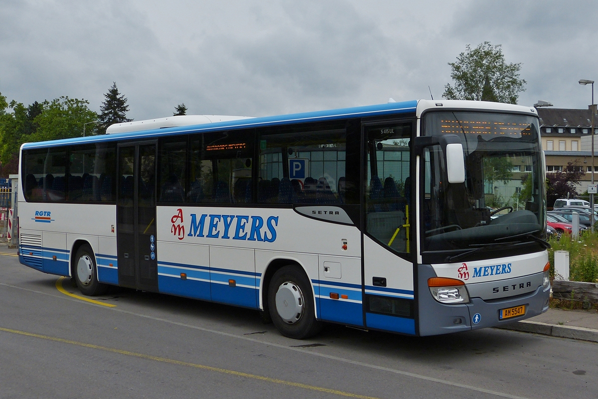 . AM 5547  Setra S 415 UL von Autocars Meyers, stand am 14.07.2015 in Ettelbrück am Bahnhof.