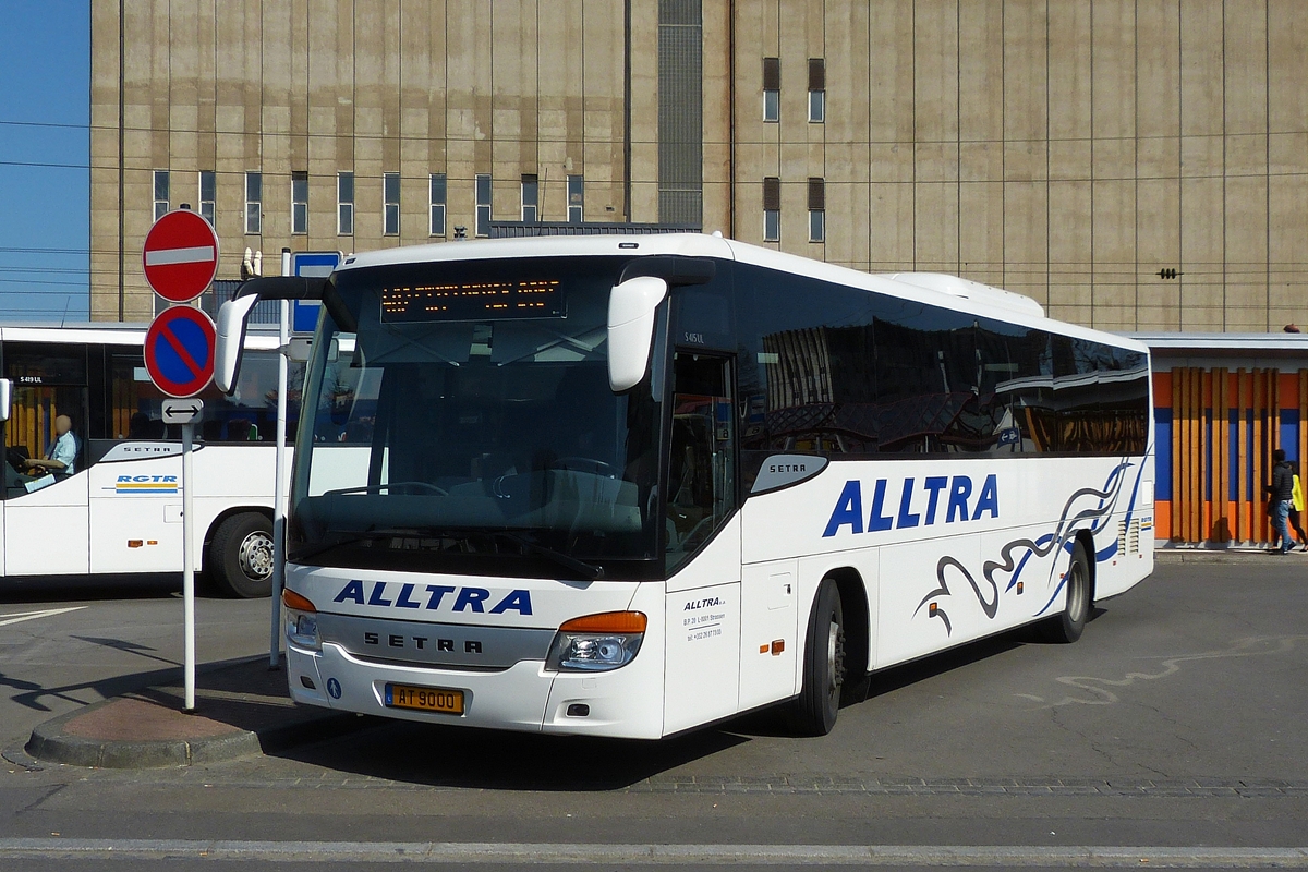 . AT 9000, Setra S 415 UL von ALLTRA, am Bahnhof in Mersch  09.04.2015.