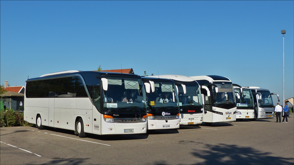 . Auf dem Parkplatz vom Zaanse Schans, einem Windmhlendorf in den Niederlanden standen am 27.09.2016 verschiedene Reisebusse.