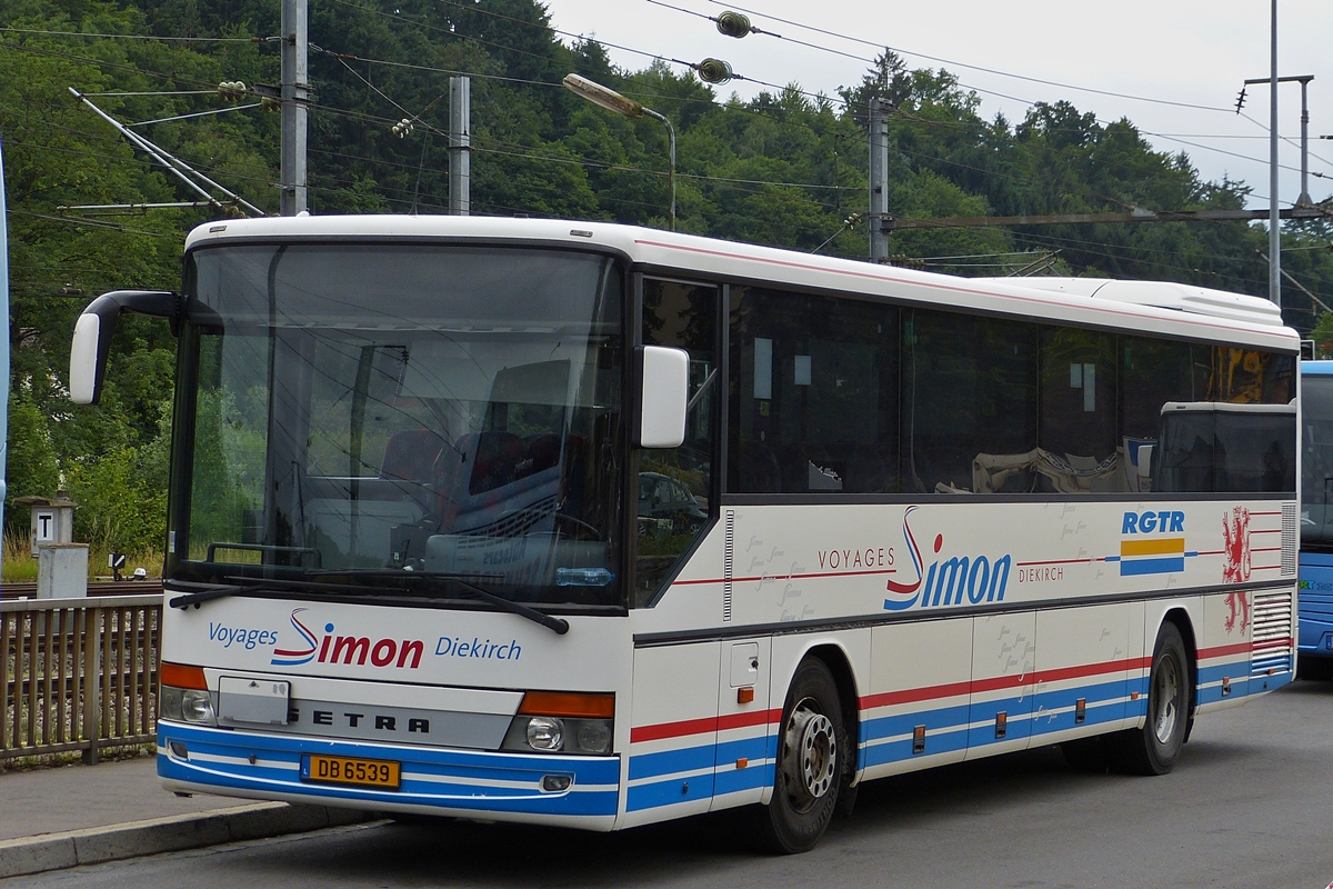 . DB 6539, Setra S 315 UL von Voyages Simon wartet am Bahnhof von Ettelbrück auf seinen nàchsten Einsatz.  Julli 2015 