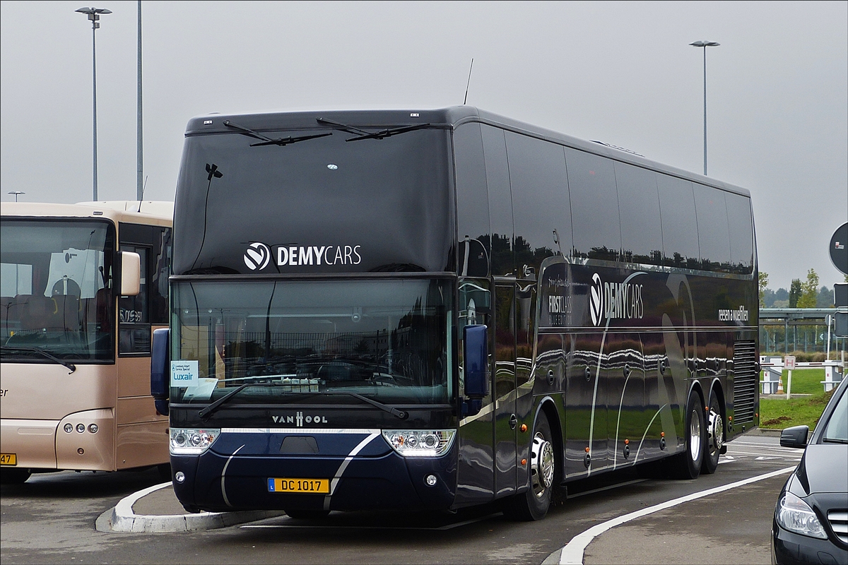 . DC 1017, VanHoll TX... von Demy Cars holt eine Sportmanschaft am Flughafen in Luxemburg ab. 16.10.2015 