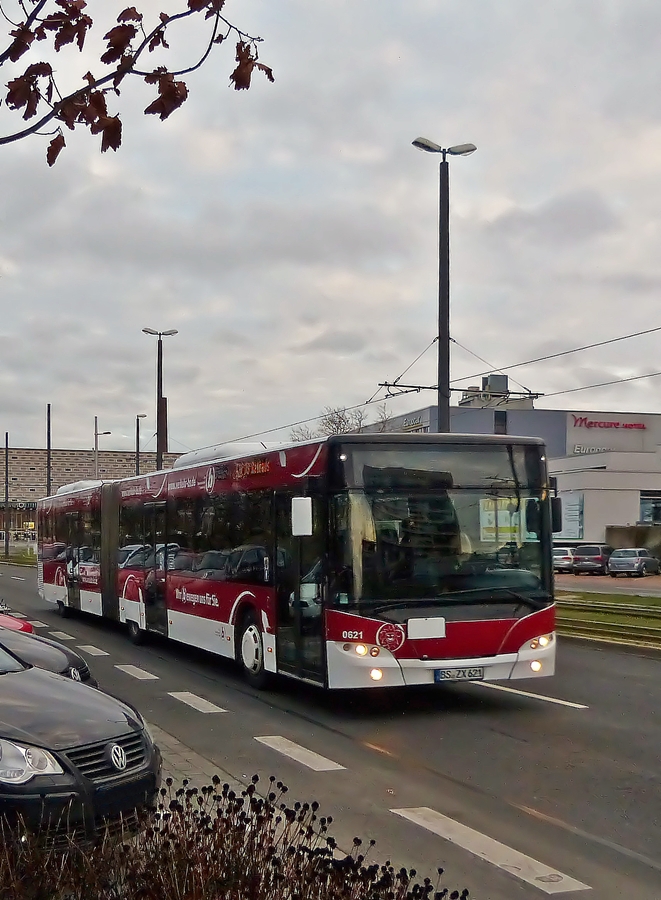 . Dieser Neoplanbus der Braunschweiger Verkehrsbetriebe, hat den ZOB in Braunschweig vor kurzem verlassen um seine strecke durch die Stadt zu bedienen.  03.01.2015