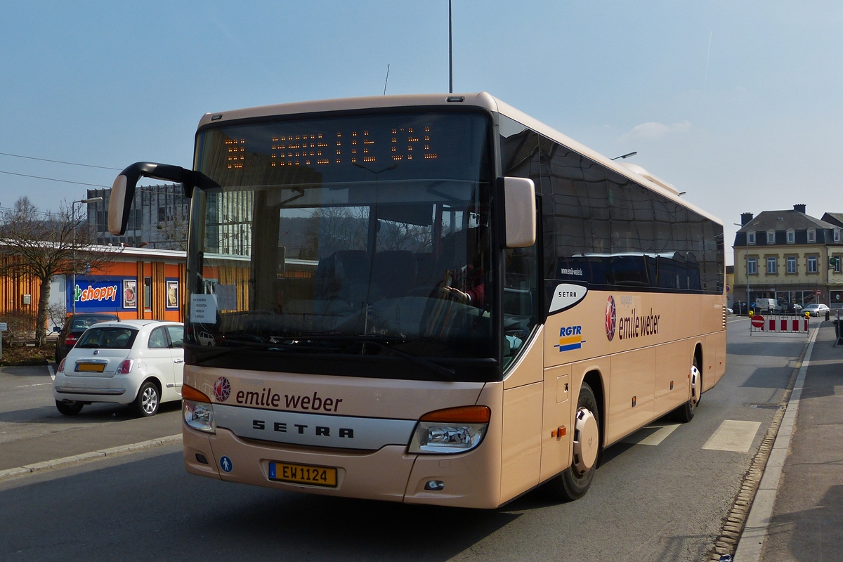 . EW 1124,  Setra S 415 UL des Busunternehmens Emile Weber hat soeben die Bushaltestelle am Bahnhof Mersch verlassen.  08.04.2015