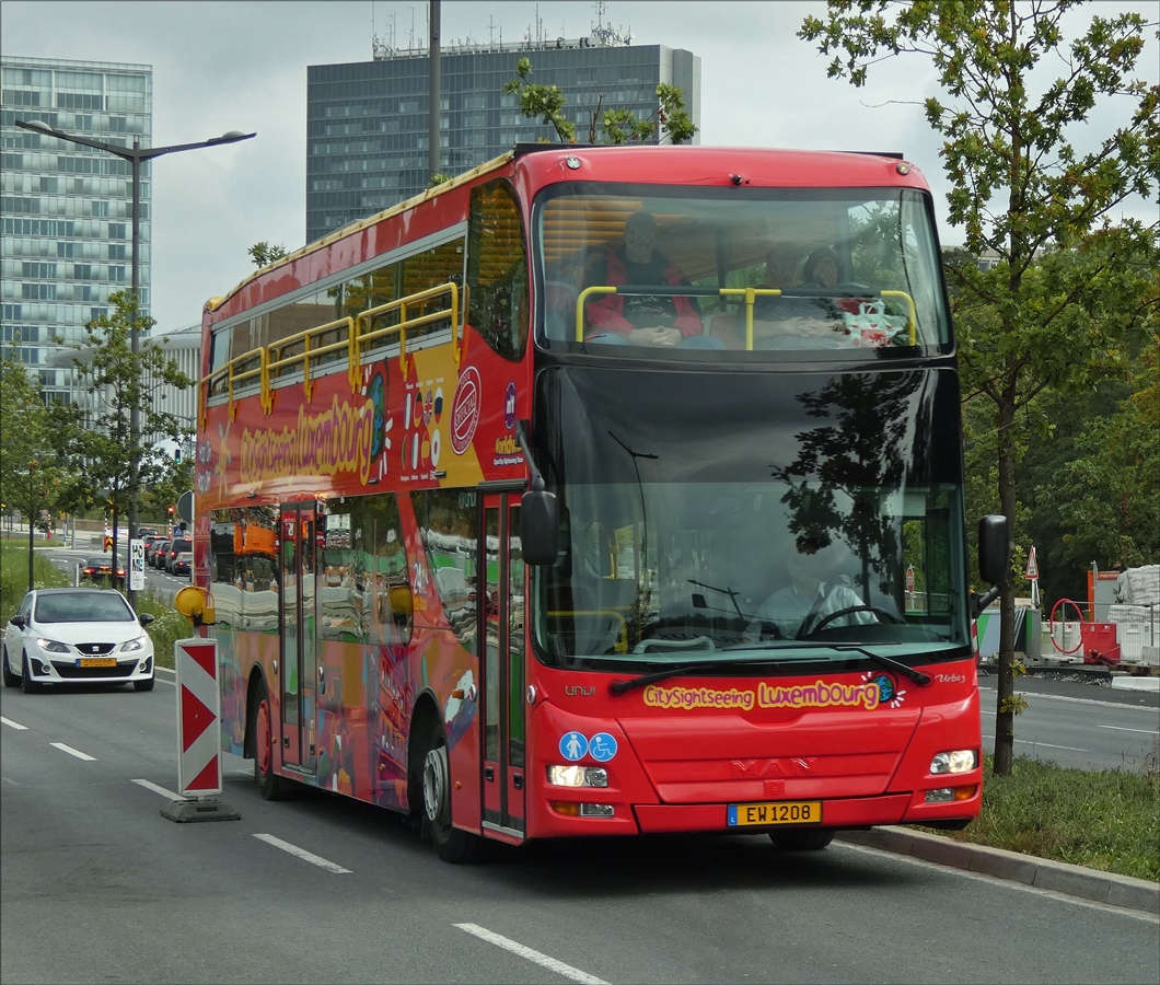 . EW 1208,  MAN Doppelstock Bus  unterwegs in der Stadt Luxemburg mit den Fahrgästen  zum City Sightseeing.   04.10.2017
