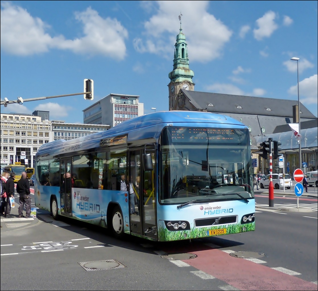 . EW 1225, am Bahnhof in Luxemburg fotografierte ich diesen Volvo Hybryd Bus von Emile Weber.  16.04.2014