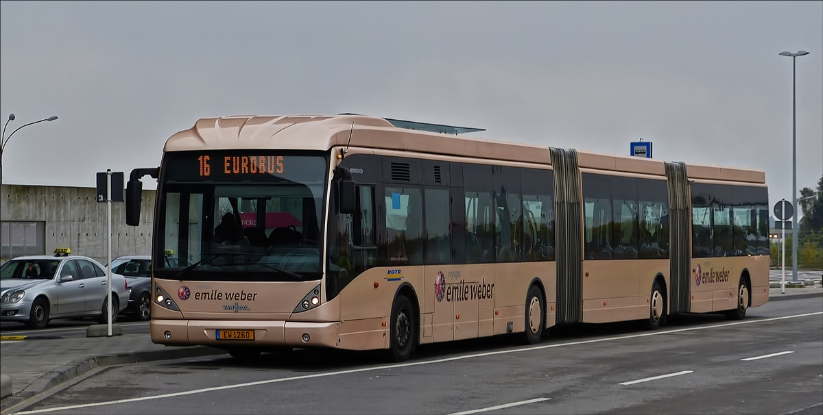 . EW 1260, VanHool New AGG 300 Doppelgelenkbus von Emile Weber aufgenommen am Flughafen in Luxemburg. 16.10.2015