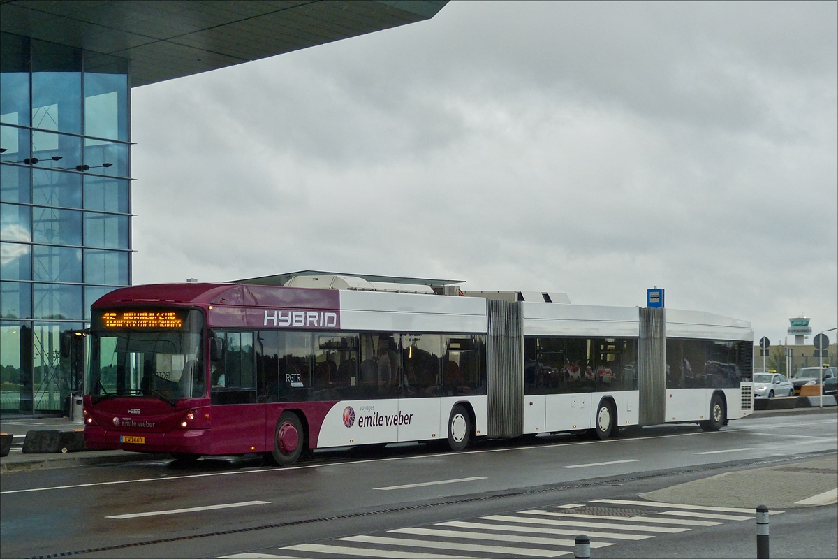 . EW 1440, Hess LighTram Hybrid Doppelgelenkbus, von Voyages Emil Weber, steht am 14.09.2017 am Flughafen der Stadt Luxemburg.