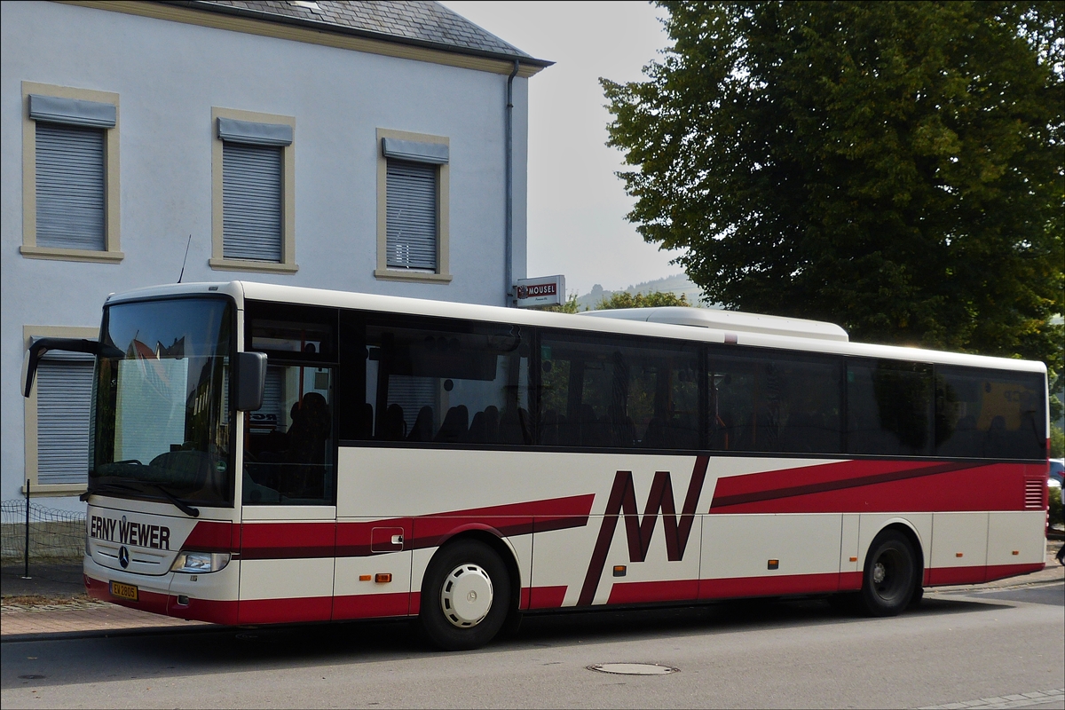 . EW 2805  Mercedes Benz Integro von Erny Wewer, steht an einer Bushaltestelle in Grevenmacher.  02.09.2014