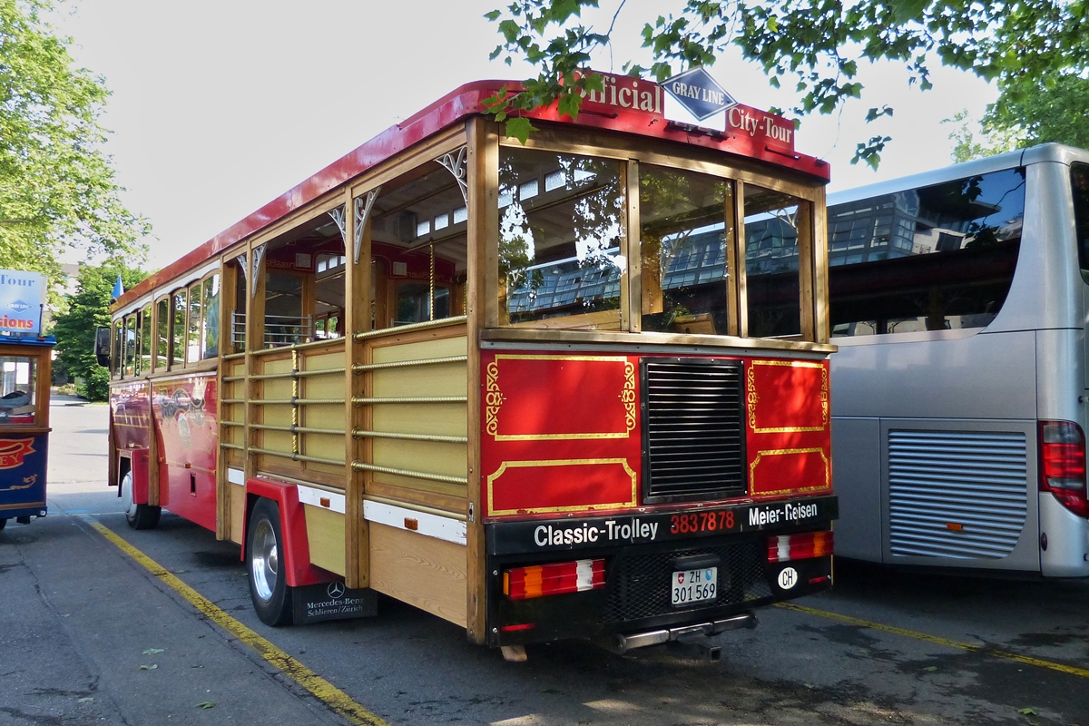 . Heckansicht des Classic Trolley Bus am Bahnhof in Zürich.  06.06.2015