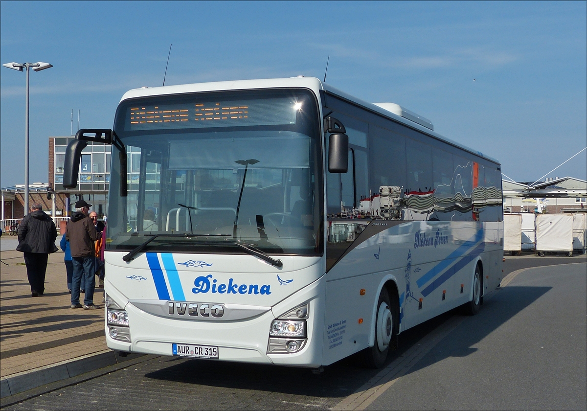 . Iveco Crossway, legt bei einer Busfahrt an einem Parkplatz in Harlesiel eine kurze Pause für seine Fahrgäste ein.  02.05.2016
