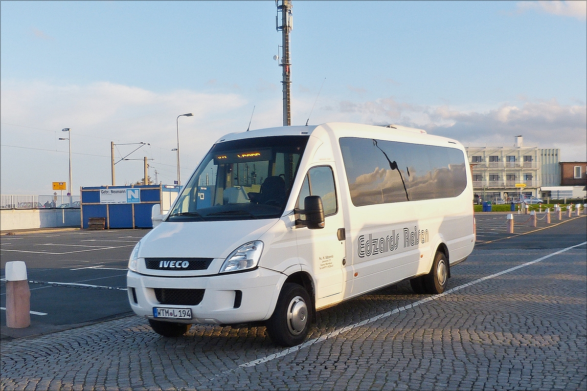 . Kleinbus IVECO von Edzards Reisen, nahe dem Bahnhof in Norddeich Mole. 07.10.2014