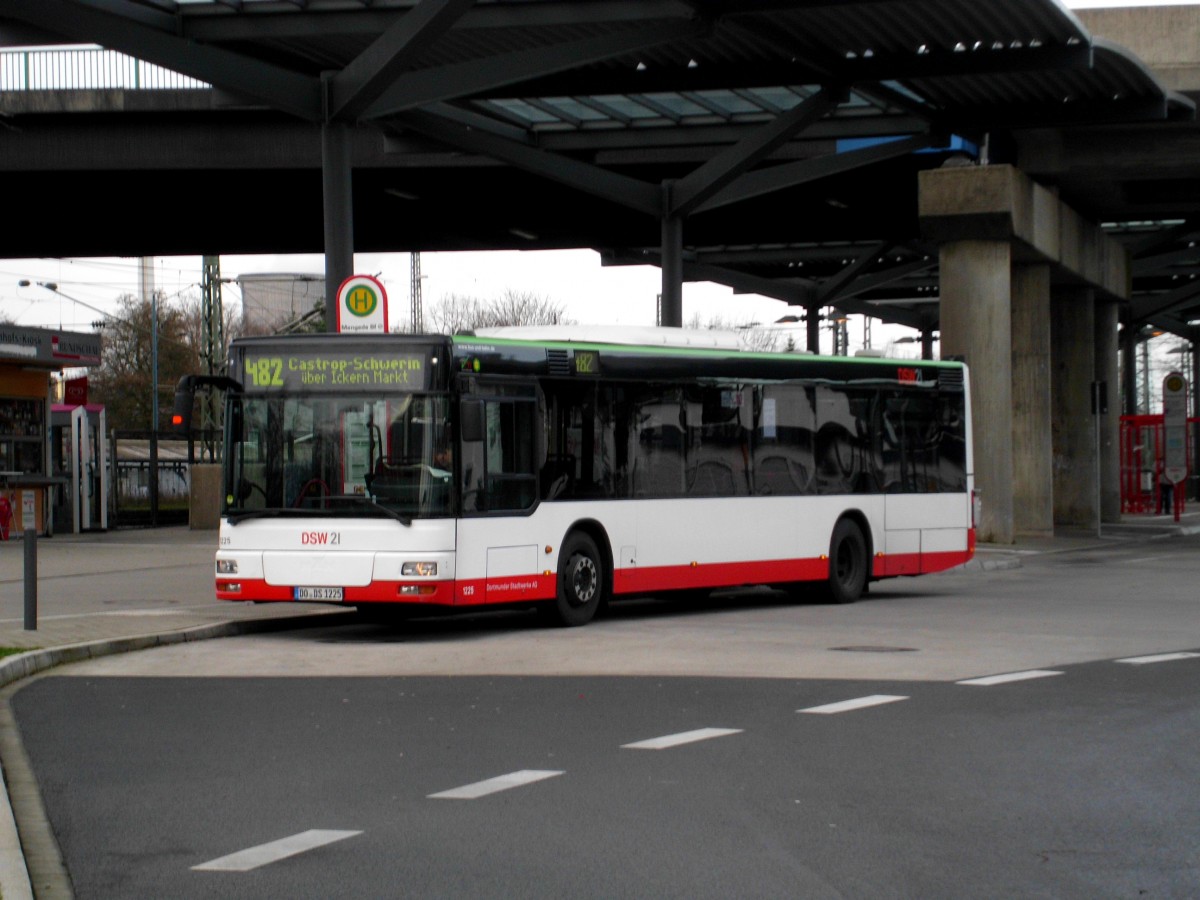  MAN Niederflurbus 2. Generation auf der Linie 482 nach Castrop-Schwerin Seniorenheim am S-Bahnhof Dortmund-Mengede.(4.1.2014) 