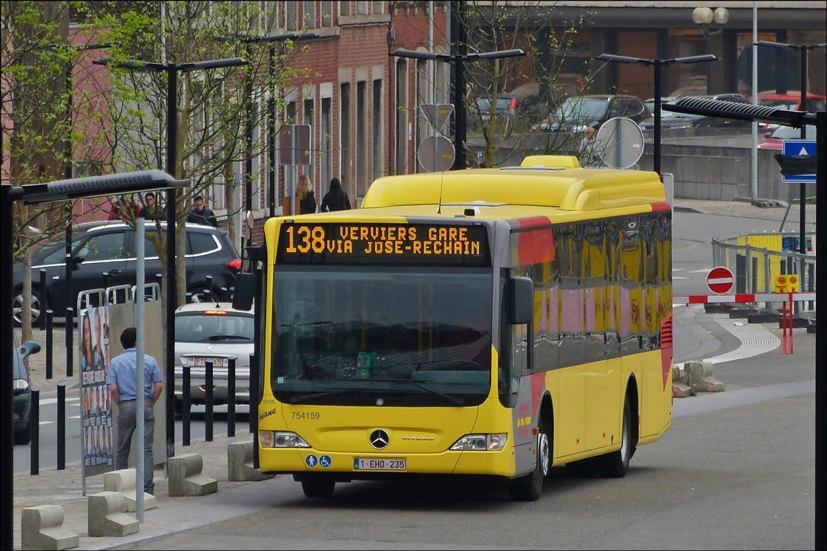 .  Mercedes Benz Citaro vom TEC an der Bushaltestelle nahe dem Bahnhof Liege Guillemines. Welche Bedeutung hat der Dachaufbau bei diesem Busmodell? 04.04.2014
