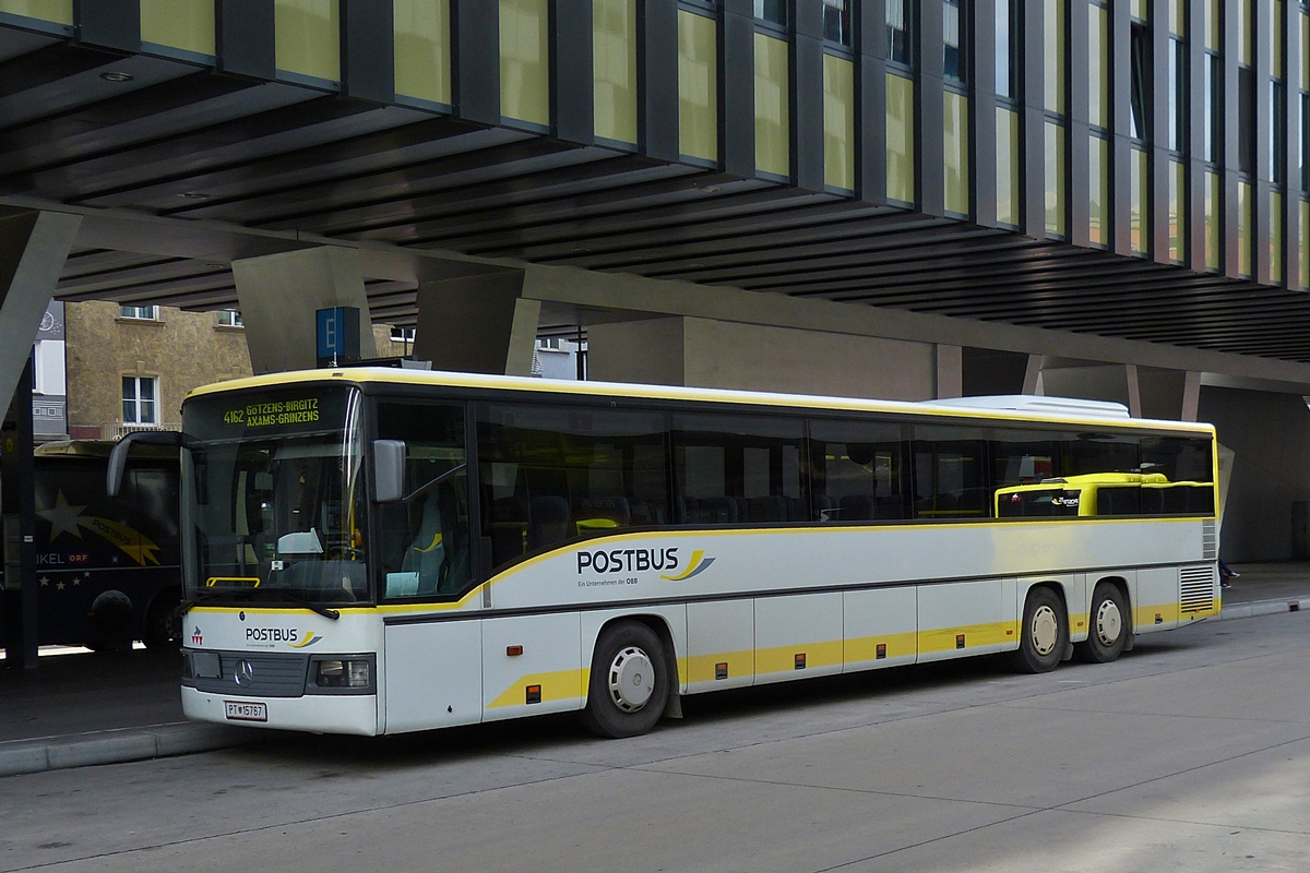 . Mercedes Benz Integro von Postbus war am 06.10.2015 nahe dem Bahnhof Innsbruck abgestellt.