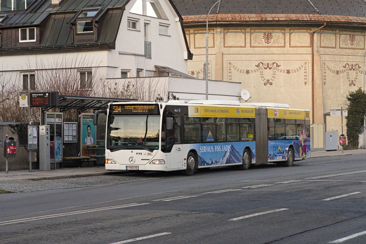  Mercedes-Benz O 530 I (Citaro) der Innsbrucker Verkehrsbetriebe, Bus Nr. 883, als Linie 504 an der Haltestelle Mühlauer Brücke in Innsbruck. Aufgenommen 2.1.2020.