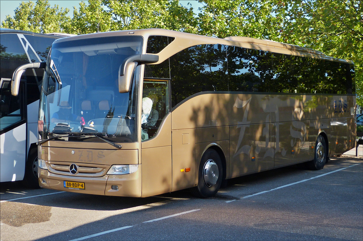 . Mercedes Benz Tourismo, gesehen am 27.09.2016 auf einem Parkplatz in den Niederlanden.