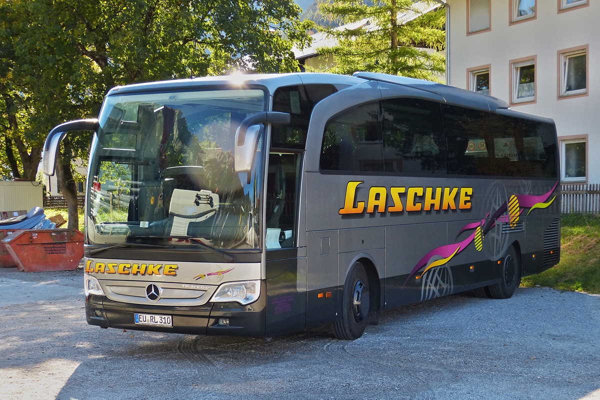 . Mercedes Benz Travego, von Busreisen Laschke gesehen am Bahnhof in Mittenwald. Oktober 2015