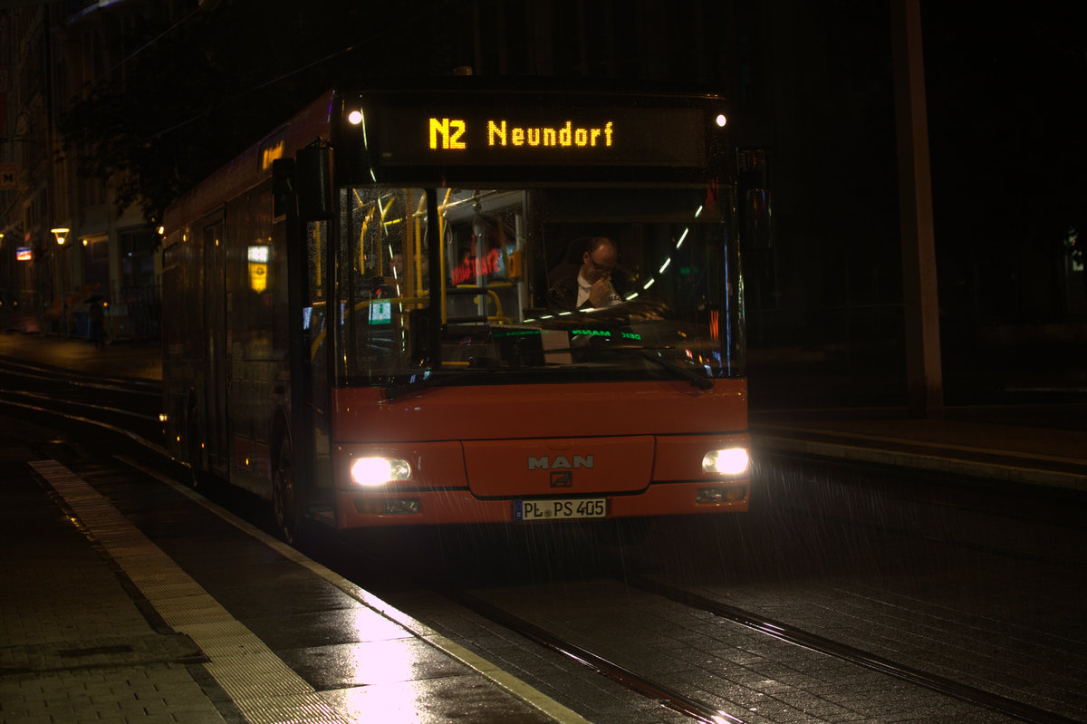  Nachtlinie N2 der Plauener Straßenbahn an der Haltestelle Tunnel.17.09.2016 22:42 Uhr.