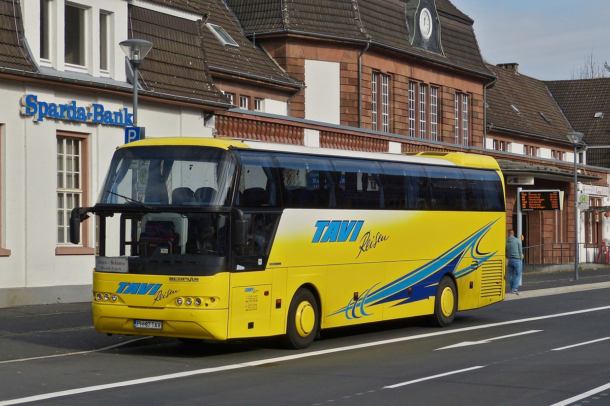 . Neoplan Cityliner bei einem kurzen Halt am Bahnhof in Dieringhausen.  02.11.2014
